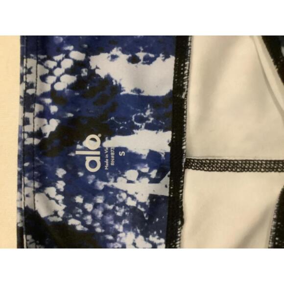 ALO Yoga Crop Blue Snakeskin Legging S Animal Print Athleisure Sporty Workout - Picture 3 of 3